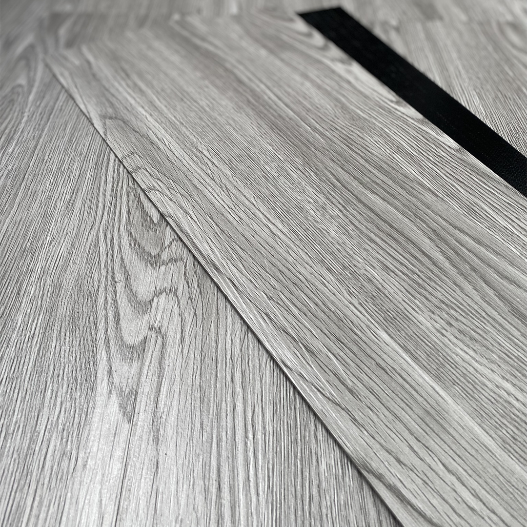 Piso Vinílico GRIS AUTOADHERIBLE caja por 5.01 m2 (36 duelas) medidas 91.4x15.4 cm espesor 2 mm