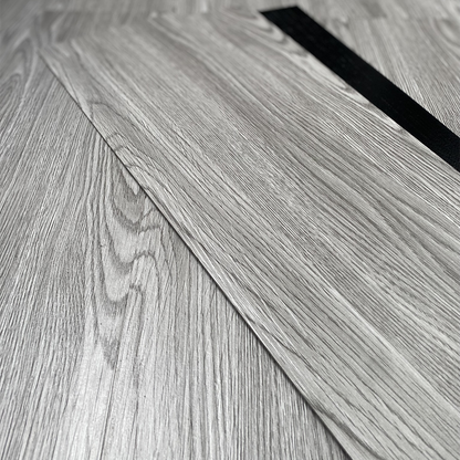 Piso Vinílico GRIS AUTOADHERIBLE caja por 5.01 m2 (36 duelas) medidas 91.4x15.4 cm espesor 2 mm
